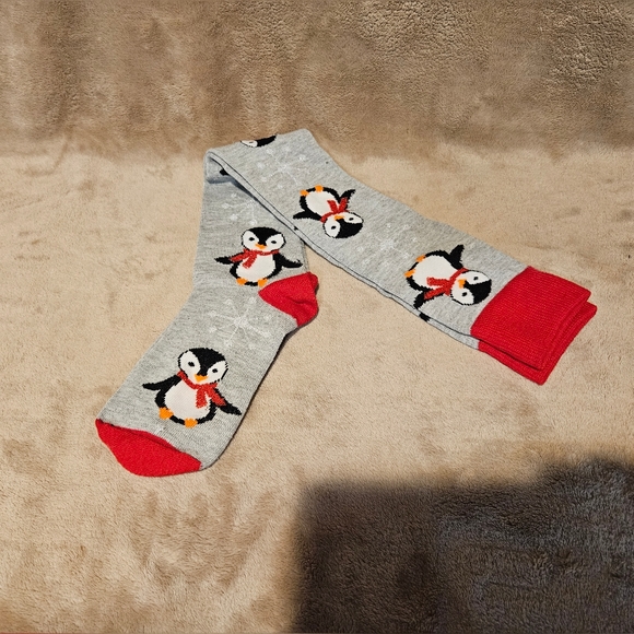 🍓🍄Womens Knee High Christmas Holiday Penguin Socks - Never Worn🍄🍓 - Picture 3 of 5